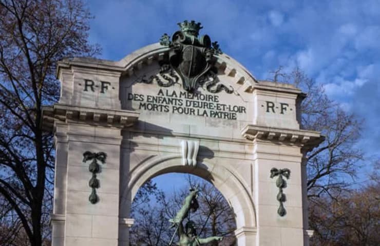 Monument aux morts « À la mémoire des enfants d’Eure-et-Loir morts pour la patrie », en noir et blanc